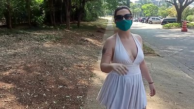 Nudity i le lautele: o se teine mai Rusia e taumafai e aveese ona lavalava i auala o Rio de Janeiro. Toeititi lava pu'eina o ia.